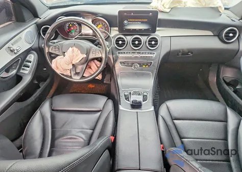 2018 Mercedes-Benz C 300 z USA, uszkodzony, nr VIN 55SWF4JB5JU281164